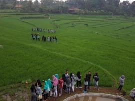 SMK MITRA KARYA RENGASDENGKLOK BERSAMA DE JAVA TOURS BERKUNJUNG KE KAMPUNG EMAS