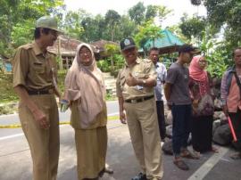 CAMAT PATUK KUNJUNGI LOKASI TANAH LONGSOR