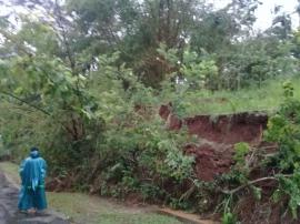 HUJAN LEBAT DISERTAI ANGIN DISERTAI PETIR, PUTAT ALAMI LONGSOR DAN POHON TUMBANG