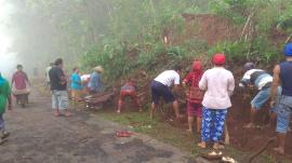 WARGA  PADUKUHAN BATUR GOTONG ROYONG MEMBERSIHKAN LONGSORAN