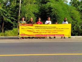 HIMBAU PEMUDIK, TUNAS HARAPAN BERSAMA GUGUS TUGAS DESA PUTAT PASANG BANNER