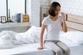 LIFE HACK: MINUM AIR HANGAT SAAT BANGUN TIDUR BISA BANTU TURUNKAN BERAT BADAN