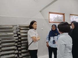 KUNJUNGAN WAKIL MENTERI VERONICA TAN KE RUMAH PRODUKI DESA PRIMA