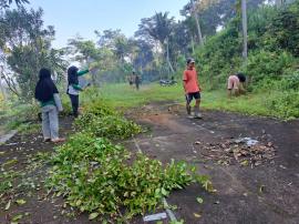 WARGA PADUKUHAN BATUR KERJABAKTI PERSIAPAN TEMPAT PENYEMBELIHAN HEWAN KURBAN
