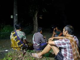 WARGA PADUKUHAN BATUR MELAKUKAN RONDA MALAM
