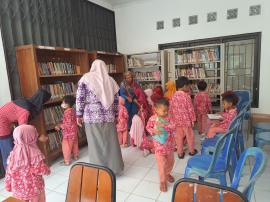  PAUD NUSA INDAH KUNJUNGI PERPUSTAKAAN DESA 