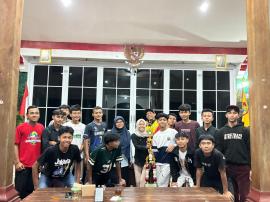 TIM ATLET MUDA PUTAT SERAHKAN TROPI KEJUARAAN LURAH PATUK CUP
