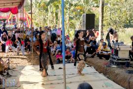 TARI TAYUP LEDHEK SEMARAKKAN BERSIH DUSUN DI KALURAHAN PUTAT